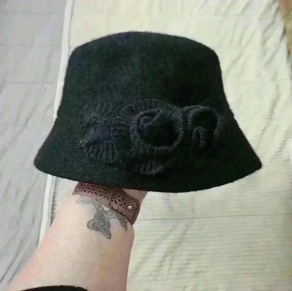 Croft&Barrow Black wool blend bucket style hat w flower detail - Picture 2 of 5